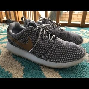 Nike Shoes - Men’s Size 11, Nike Roshes with Gold Swoosh Nike Shoes - Men’s Size 11, Nike Roshes with Gold Swoosh